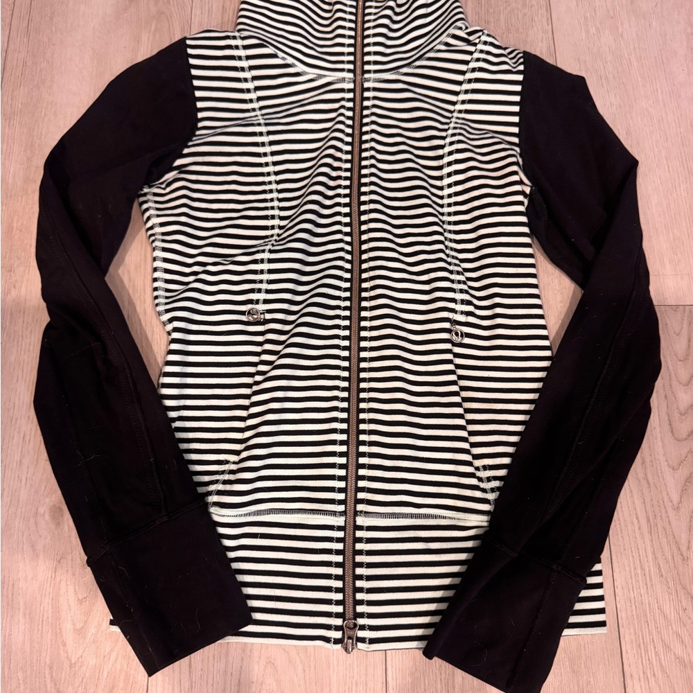 Lululemon Daily Yoga Jacket Classic Stripe Mint Moment Black / Black" colorway